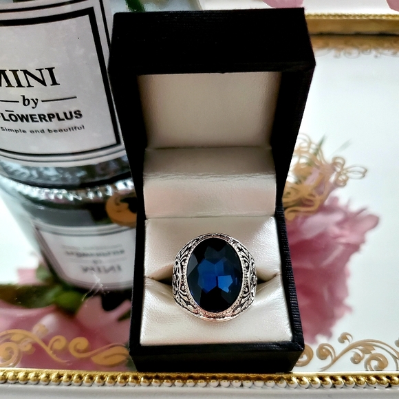 Gorgeous crystal blue sapphire gemstone ring - Picture 2 of 5